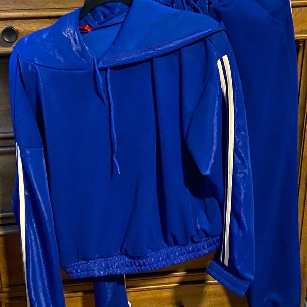 Woman’s 2 pc jogger jacket is. Cl pants is a large. Jacket worn once